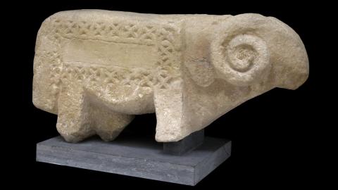 Stèle funéraire en forme de bélier Région du Caucase 13e-19e siècle après J-C Sculpture en calcaire Legs Delsemme