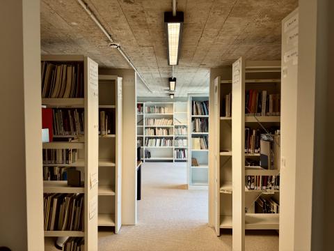 Vue de la bibliothèque du Musée L