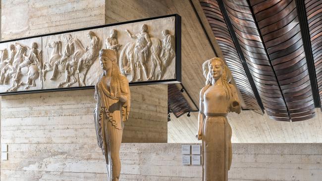 Vue du 4e étage du Musée L présentant plusieurs moulages représentant des archétypes de l'Antiquité