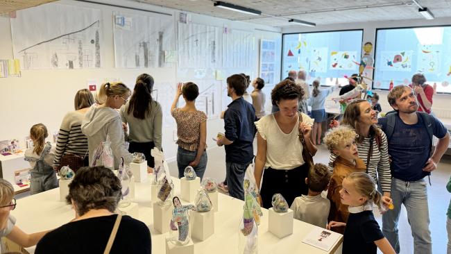 Vue des familles qui découvrent l'exposition des enfants des ateliers Enfanf'Art