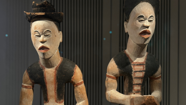 Deux musiciens Yombe au musée