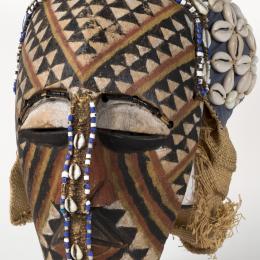 Bushoong (Kuba), Masque Ngady a Muaash, République démocratique du Congo, 20e s., Bois, pigments, perles, cauris et textiles, 32 x 20 x 25 cm, Musée L, N° inv. E1891, Collection Claire et Robert Steichen, © J.-P. Bougnet