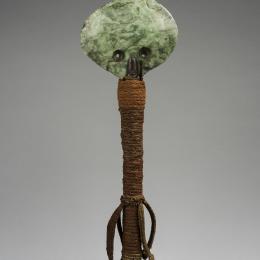 Kanak, Hache-ostensoir, Nouvelle-Calédonie, 19e s., Bois, jadéite, fibre végétale et poils de roussette, 52 x 17 x 12 cm, Tervuren, Musée royal de l’Afrique centrale, N° inv. EO.1979.1.1453, © J.-M. Vandyck - MRAC Tervuren