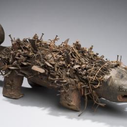 Yombe, Statue à clous animalière, République démocratique du Congo, Vers 1900, Bois, fibre végétale, fer, textile et verre, 21 x 20 x 66 cm, Tervuren, Musée royal de l’Afrique centrale, N° inv. EO.0.0.22450, © J. Van de Vyver - MRAC Tervuren