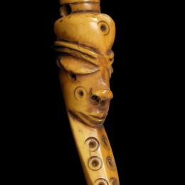 Pende, Amulette Ikhoko, République démocratique du Congo, 20e s., Ivoire, 6,5 x 1,6 x 1,7 cm, Musée L, N° inv. A688, Don de Mme Nicole Van Impe, © J.-P. Bougnet