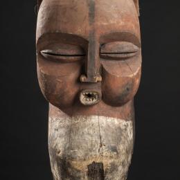 Suku, Masque géant Kakuungu, République démocratique du Congo, Collecté par le Père O. Butaye dans le village de Mwela, Vers 1920, Bois gravé et pigments, 87 x 41 x 32 cm, Tervuren, Musée royal de l’Afrique centrale, N° inv. EO.0.0.34017, © J. Van de Vyver - MRAC Tervuren