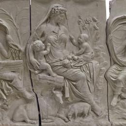 Ara Pacis Augustae / Tellus Mater, Moulage en 3 panneaux du 19e siècle d’après un original en marbre 13-9 aCn, Fonds ancien de l’Université, Inv. n°MA115