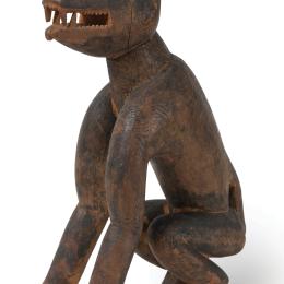 Kongo, statue à fonction magique teki kioka, République démocratique du Congo, Bas-Congo, fin 19e – déb. 20e s. Bois et miroir. 31,5 X 11 X 18 cm.  N° inv. A44. Fonds ancien de l’Université (don Père Cambier).