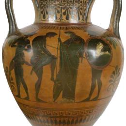 Amphore à col à figures noires, face A : armement d’un guerrier ajustant sa jambière, Italie, Étrurie, Vulci (?), 550-500 av. J.-C. Terre cuite. 39 x  27,5 (diam.) cm. N° inv. AC116. Donation Abbé A. Mignot. 
