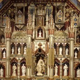 Grand reliquaire néogothique en forme de façade d’église, France, Jura (?), 1873. Galalithe, images imprimées, carton, verroterie, papier coloré et doré, paperoles, éléments métalliques, perles en verre, tissu, petits coquillages et miroirs. 70 x 79,5 x 26,5 cm. N° inv. BO438. Donation Boyadjian.