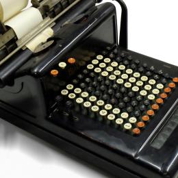 BURROUGHS ADDING MACHINE COMPANY, Calculatrice Pike (opérations + - x :), États-Unis, 1909-1911. Métal. 30 x 41 x 48,5 cm. N° inv. D435. Don  L. de Brabandere.