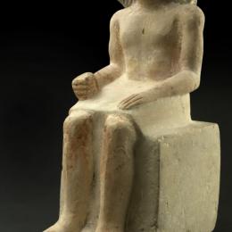 Dignitaire assis, Égypte, Ancien Empire, 5e dynastie, 2508-2350 av. J.-C. Pierre calcaire polychromée. 25 x 13,8 x 22,5 cm. N° inv. EG163. Legs Dr  Ch. Delsemme.