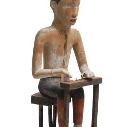 Kongo, statue commémorative niongi, figure d’un clerc, République démocratique du Congo, Bas-Congo, fin 19e s. – déb. 20e s. Bois polychromé. 62 x 21 x 20 cm. N° inv. A75. Fonds ancien de l’Université (don Pères de Scheut).