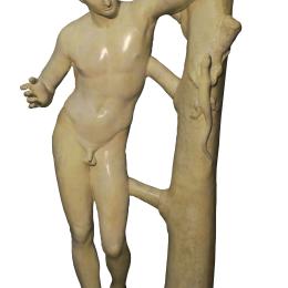 Atelier de moulages des Musées royaux d’Art et d’Histoire de Bruxelles, Apollon au lézard (Apollon Sauroctone), 1926. Plâtre. 146 x 61 x 50 cm.  N° inv. MA119. Fonds ancien de l’Université. D’après une copie en marbre d’un prototype en bronze conservé à Rome. 