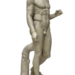 Atelier de moulages des Musées nationaux de Berlin, Doryphore (porteur de lance), 19e s. (?). Plâtre. 251 x 66 x 76 cm. N° inv. MA83. Fonds ancien de l’Université. D’après une copie romaine d’un orignal attribué à Polyclète, 1er s., retrouvée à Pompéi et conservée au Musée archéologique national de Naples.