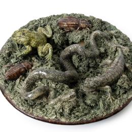 FABRICA DE AB CARVALHO & C. CALDAS RAI O H (ou RAIRAH), plat à la manière de Palissy, Portugal, 20e s. Faïence. 8,6 x 25,5 cm. N° inv. VH714. Legs F. Van Hamme.