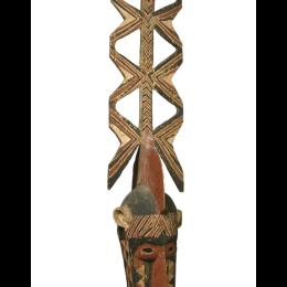 Bobo, masque nwenka da muna, Burkina Faso, 20e s. Bois peint. 172 x 31 x 33 cm. N° inv. A327. Don Père F. Neyt.