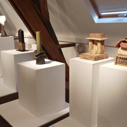 Les temples de de Vinck dans l'exposition "La terre, miroir de l'âme"