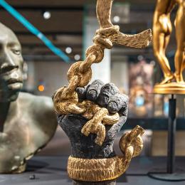 Sculpture de l'artiste Eric Van Hove intégrée à l'exposition permanente