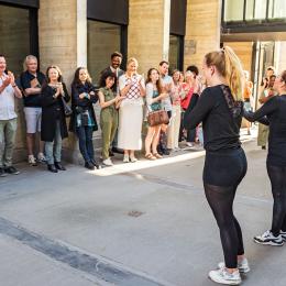 Photo de la soirée de cloture de la résidence de Sammy Baloji à l'UCLouvain - performance dansée face au public